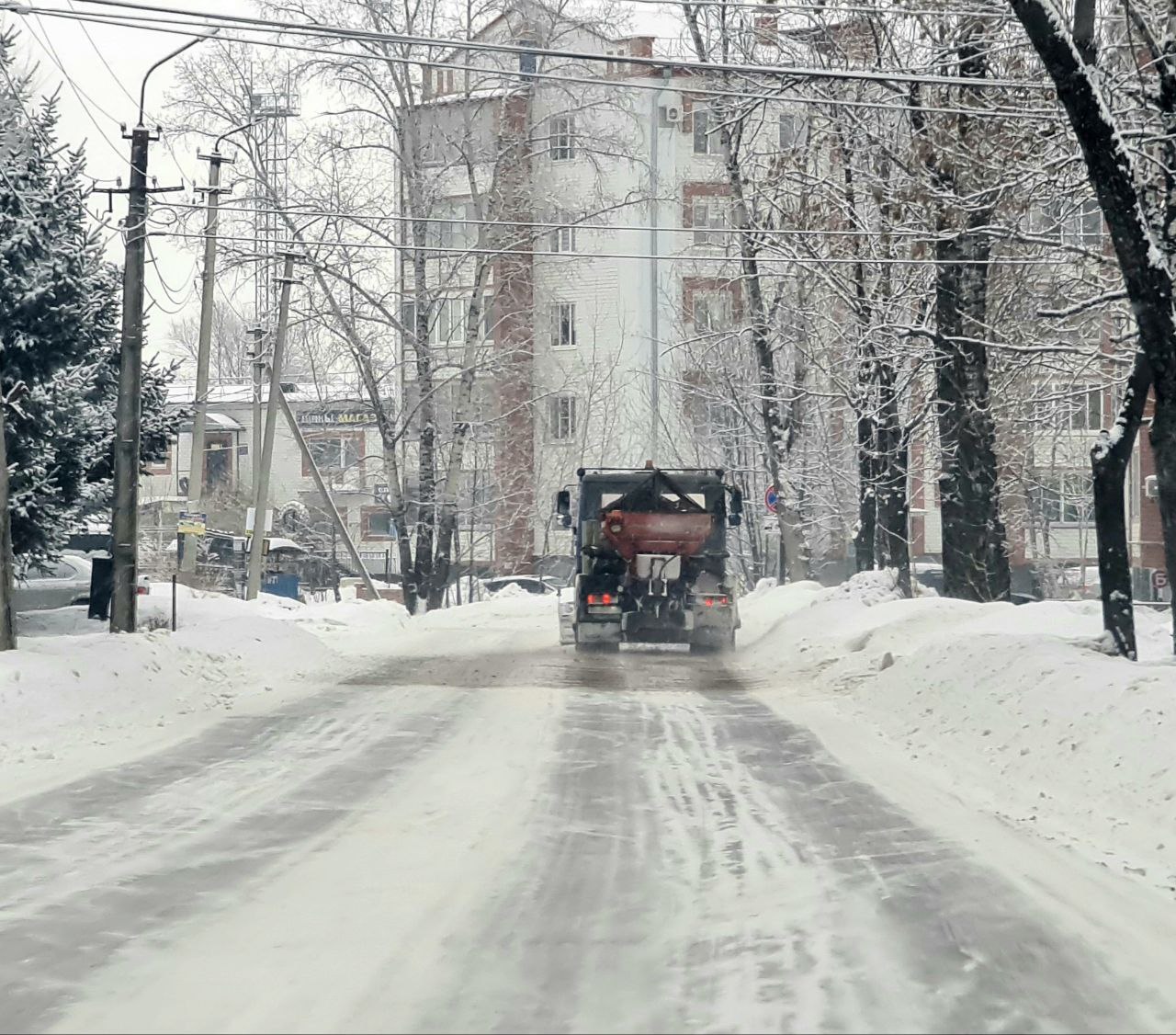 С 8:00 до 11.30 работали комбинированные дорожные машины, которые осуществляли подсыпку пескосоляной смесью