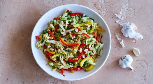 Летнее вдохновение: пекинская капуста с перцем и арахисом