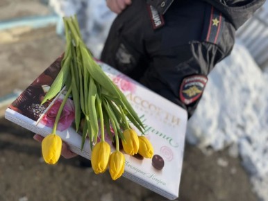 «8 в каждый дом»: полицейские и общественники во всех районах области поздравляли ветеранов и навещали семьи погибших сотрудников