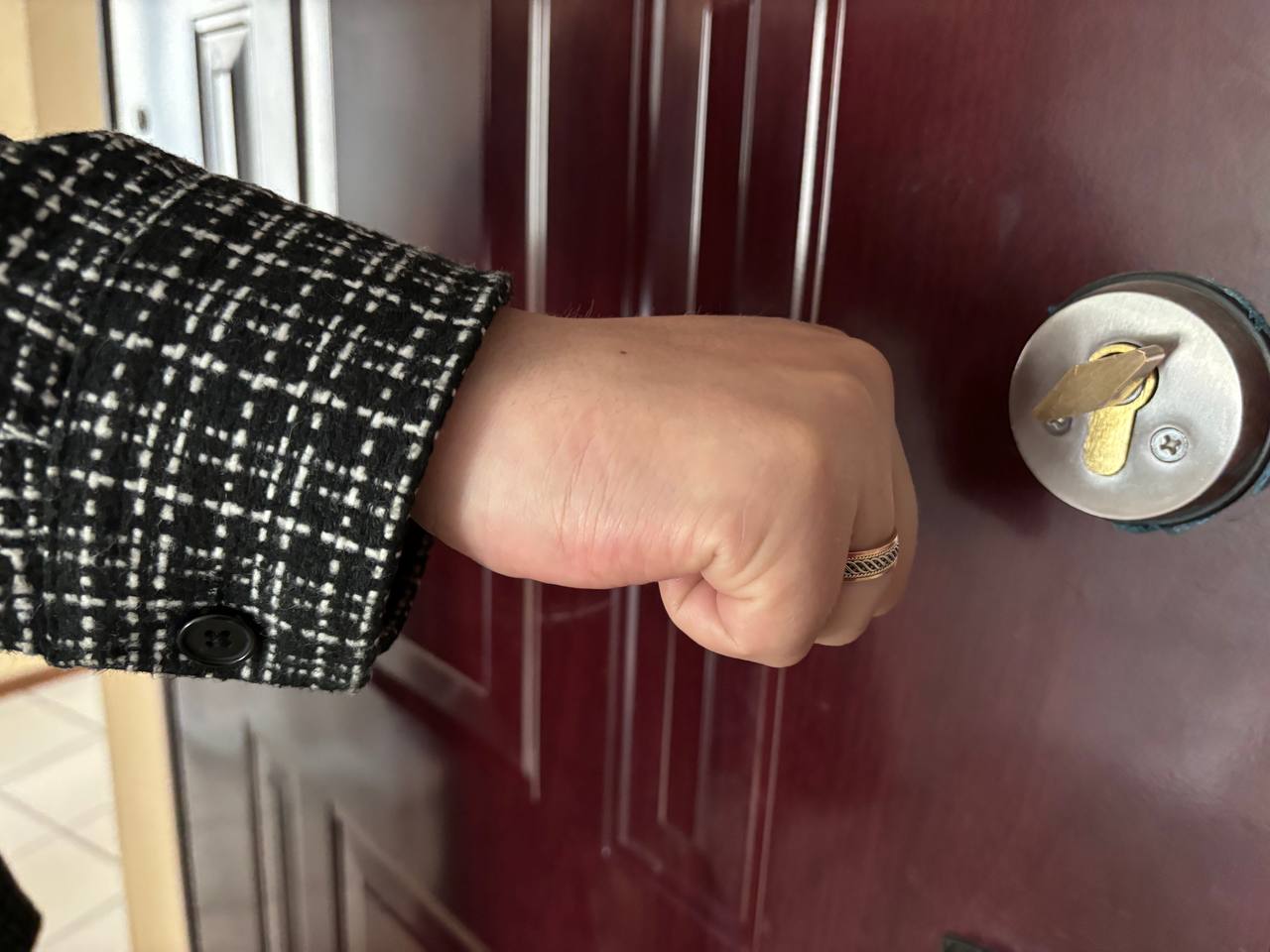 Ломился в чужую квартиру, раздевался и падал в снег пьяный мужчина в Биробиджане