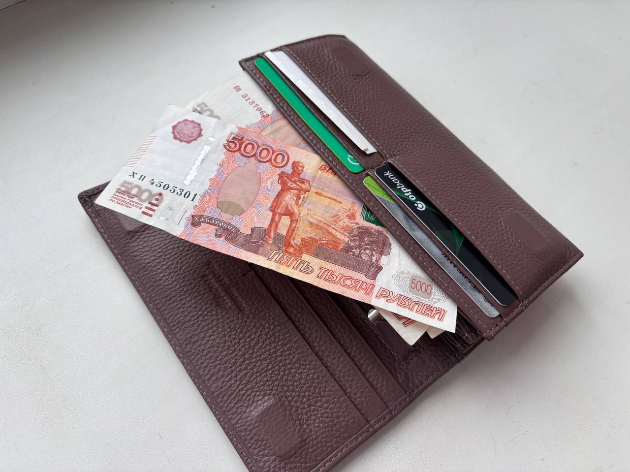 Биробиджанка вернула найденное портмоне с документами, но оставила себе 33 тысячи рублей