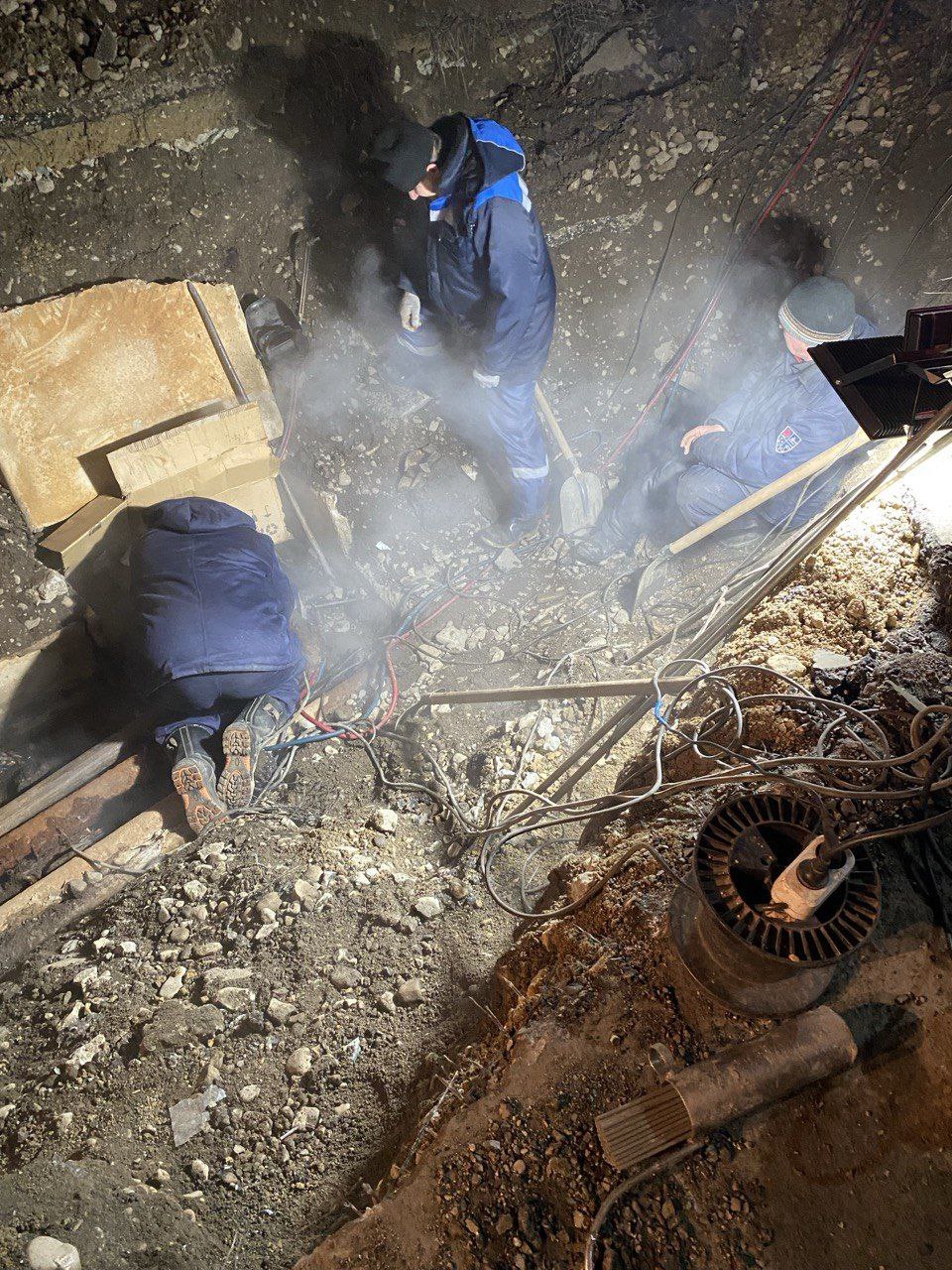 Вчера вечером, 11 марта, был обнаружен еще один порыв трубы горячего водоснабжения, который оставил без воды дома по ул. Осенней 11, 23 и 23а. Вчера вечером, 11 марта, был обнаружен еще один порыв трубы горячего водоснабжения, который оставил без воды дома по ул. Осенней 11, 23 и 23а.