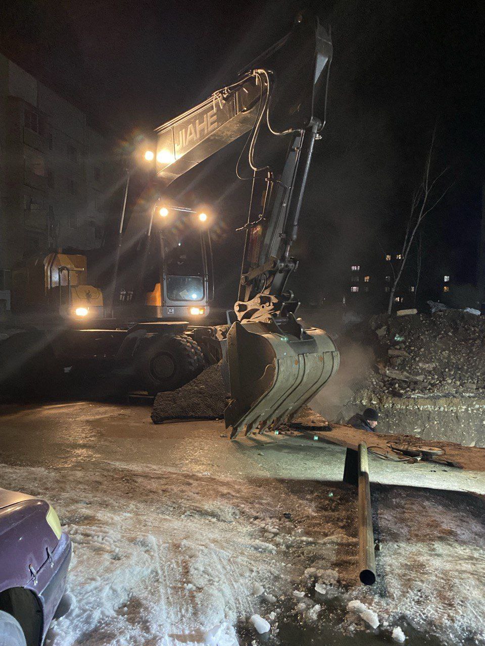 Вчера вечером, 11 марта, был обнаружен еще один порыв трубы горячего водоснабжения, который оставил без воды дома по ул. Осенней 11, 23 и 23а. Вчера вечером, 11 марта, был обнаружен еще один порыв трубы горячего водоснабжения, который оставил без воды дома по ул. Осенней 11, 23 и 23а.