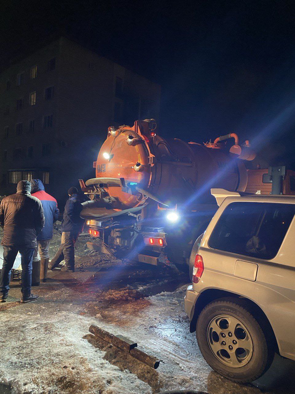 Вчера вечером, 11 марта, был обнаружен еще один порыв трубы горячего водоснабжения, который оставил без воды дома по ул. Осенней 11, 23 и 23а. Вчера вечером, 11 марта, был обнаружен еще один порыв трубы горячего водоснабжения, который оставил без воды дома по ул. Осенней 11, 23 и 23а.