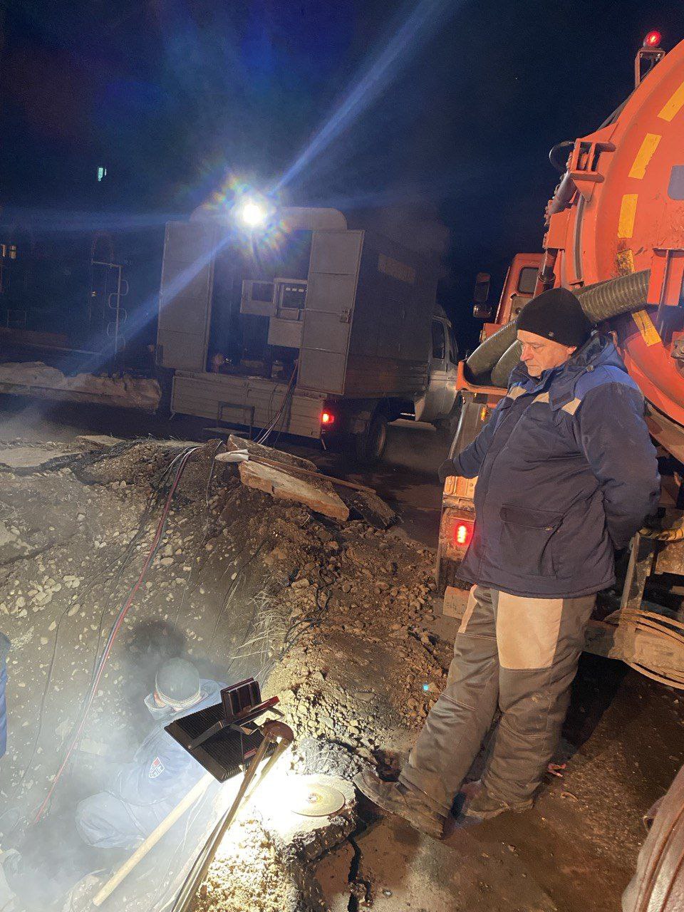 Вчера вечером, 11 марта, был обнаружен еще один порыв трубы горячего водоснабжения, который оставил без воды дома по ул. Осенней 11, 23 и 23а.