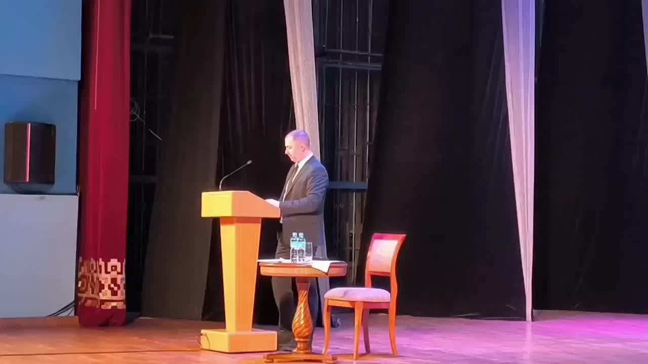 Встретился с жителями города