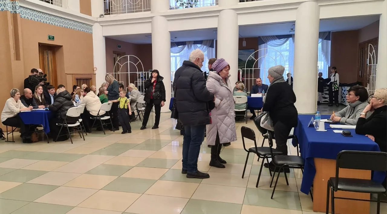 Мэр Биробиджана провёл встречу с жителями при участии депутатов Городской Думы Мэр Биробиджана провёл встречу с жителями при участии депутатов Городской Думы