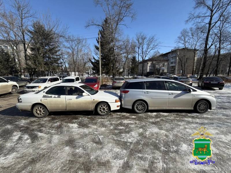 В результате наезда при движении задним ходом две Тайоты получили повреждения