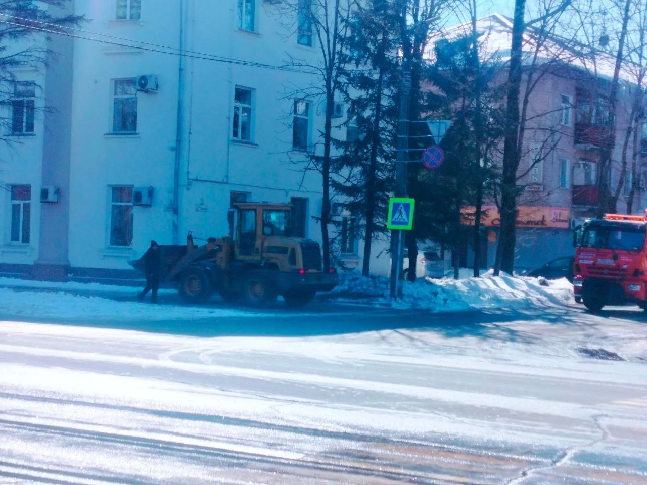 Коммунальные службы продолжают работу по очистке прибордюрной зоны и вывозу снежных масс на ул. Шолом-Алейхема. Особое внимание уделяется пешеходным переходам Коммунальные службы продолжают работу по очистке прибордюрной зоны и вывозу снежных масс на ул. Шолом-Алейхема. Особое внимание уделяется пешеходным переходам