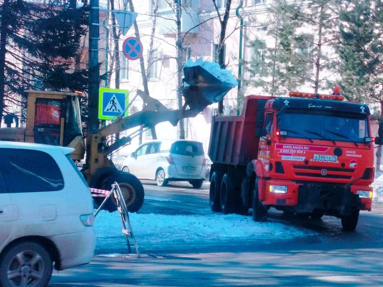 Коммунальные службы продолжают работу по очистке прибордюрной зоны и вывозу снежных масс на ул. Шолом-Алейхема. Особое внимание уделяется пешеходным переходам