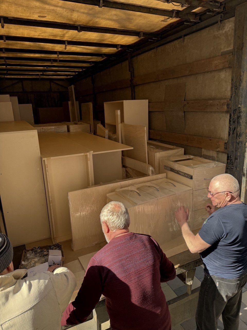 Шефская помощь Амвросиевскому округу ДНР: ЕАО помогает школам с обновлением мебели и столовой