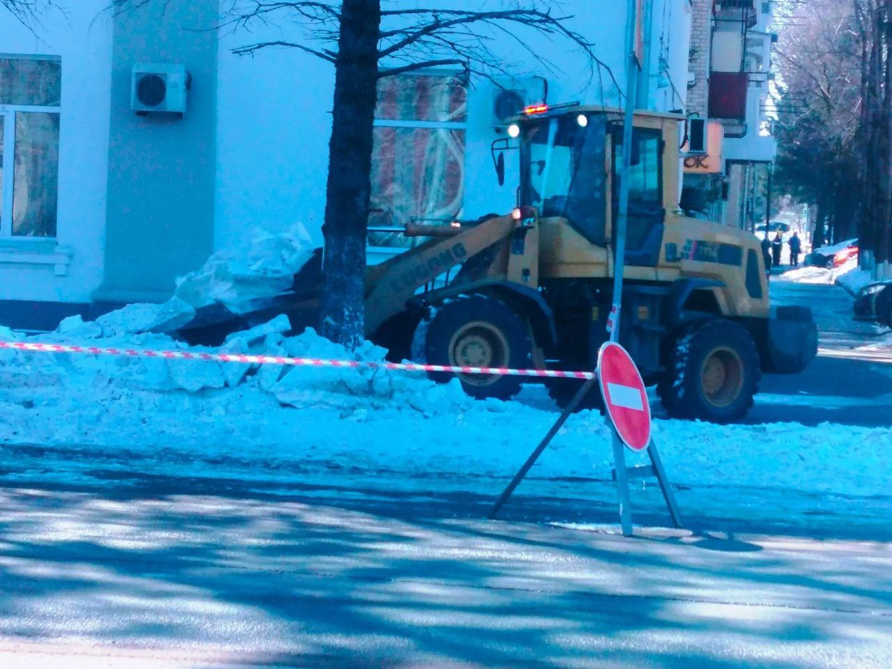 Коммунальные службы продолжают работу по очистке прибордюрной зоны и вывозу снежных масс на ул. Шолом-Алейхема. Особое внимание уделяется пешеходным переходам Коммунальные службы продолжают работу по очистке прибордюрной зоны и вывозу снежных масс на ул. Шолом-Алейхема. Особое внимание уделяется пешеходным переходам