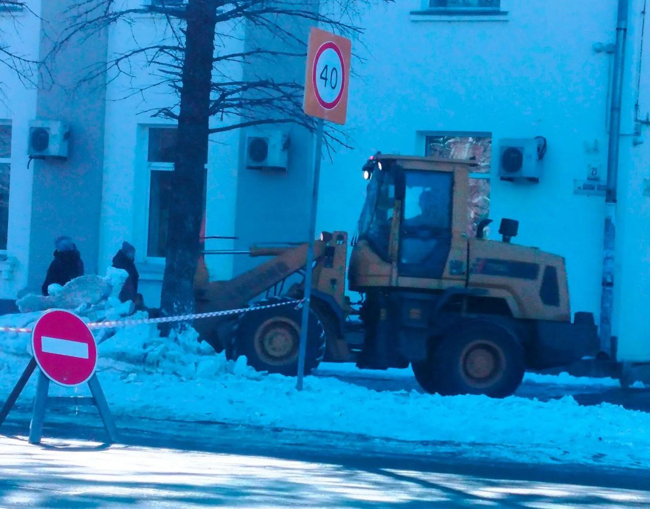 Коммунальные службы продолжают работу по очистке прибордюрной зоны и вывозу снежных масс на ул. Шолом-Алейхема. Особое внимание уделяется пешеходным переходам Коммунальные службы продолжают работу по очистке прибордюрной зоны и вывозу снежных масс на ул. Шолом-Алейхема. Особое внимание уделяется пешеходным переходам