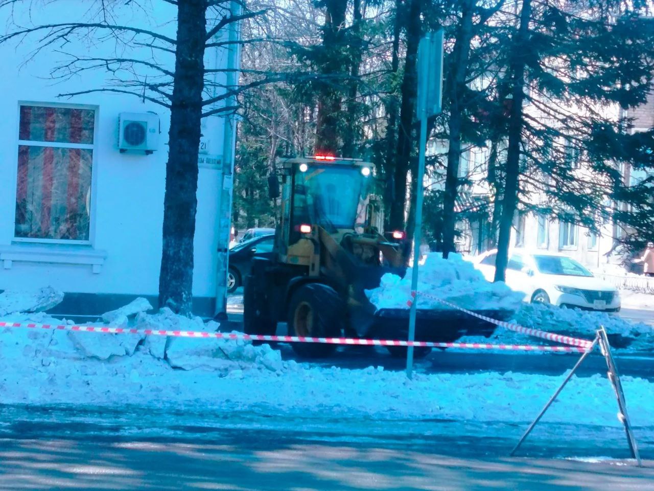 Коммунальные службы продолжают работу по очистке прибордюрной зоны и вывозу снежных масс на ул. Шолом-Алейхема. Особое внимание уделяется пешеходным переходам Коммунальные службы продолжают работу по очистке прибордюрной зоны и вывозу снежных масс на ул. Шолом-Алейхема. Особое внимание уделяется пешеходным переходам