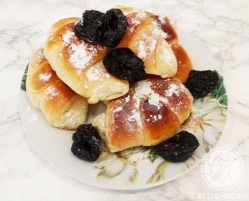 Нежные рогалики с черносливом и курагой: простой рецепт