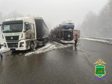 Гололед в Облученском районе привел к ДТП с автовозом, пострадали два пассажира