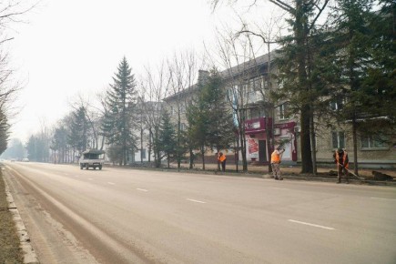 В Биробиджане продолжается очистка прибордюрных зон от зимнего песка
