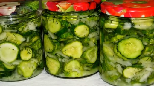 Салат, который покорит сердца: свежие огурцы без термической обработки