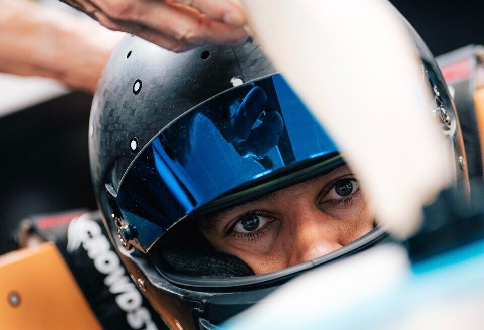 Фавориты Формулы 1 проходят индивидуальную настройку в W17