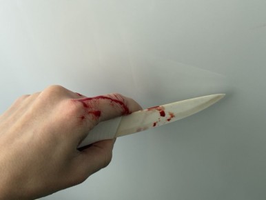 Жителя ЕАО с ножевым ранением обнаружили около подъезда дома