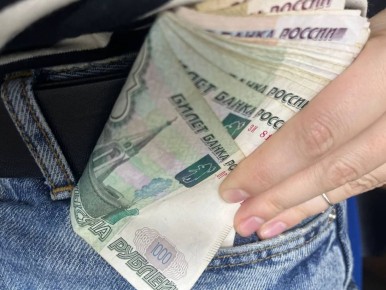 На тебе порча: в Биробиджане женщина забрала у курьера тысячу и скрылась