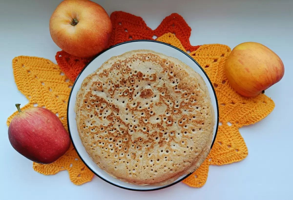 Очарование нежных блинчиков: здоровый десерт с яблоками и курагой