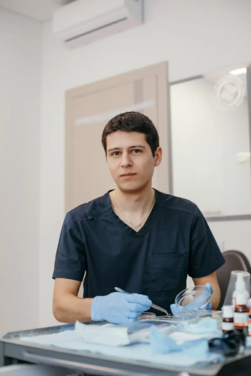 Неприятный запах от зубных протезов: причины и решения