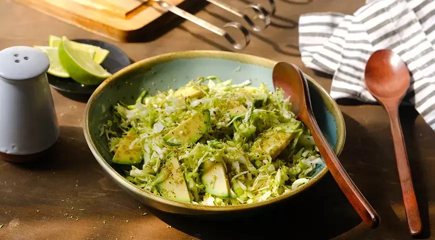 Освежающий весенний салат с капустой, авокадо и лаймом: лёгкость в каждом укусе