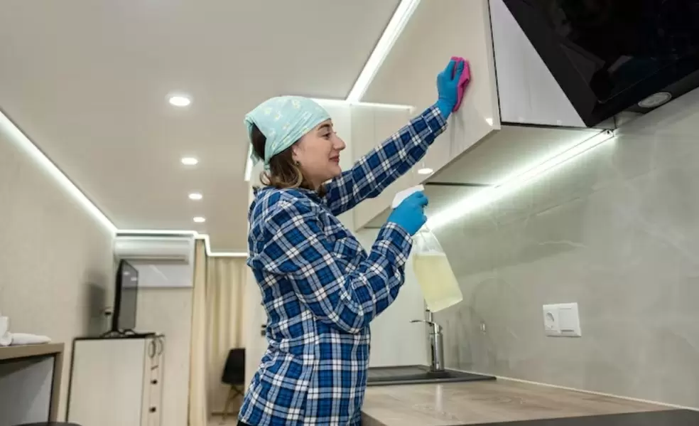 Как вернуть натяжному потолку свежесть: эффективные способы очищения