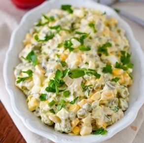 Праздничный стол: свежие идеи для салатов, которые удивят гостей