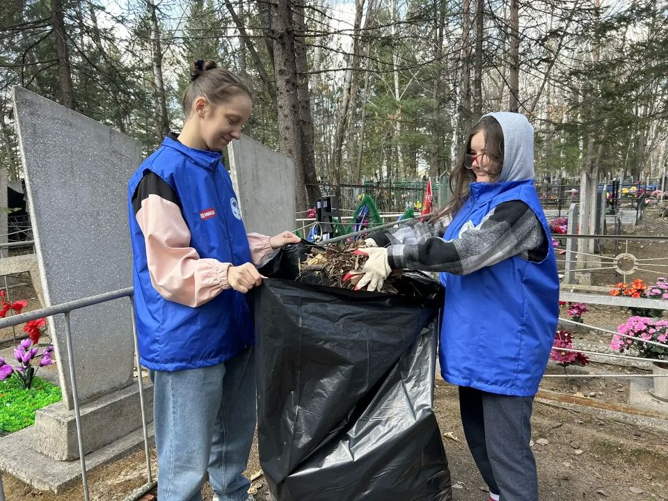 Биробиджанские волонтеры привели в порядок воинские захоронения Биробиджанские волонтеры привели в порядок воинские захоронения
