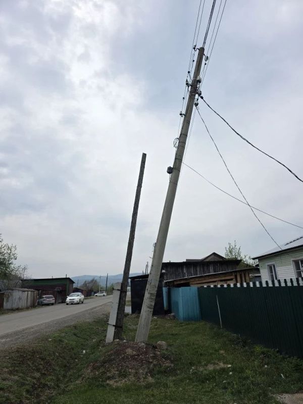 По обращению с личного приема прокурора области потребовано выполнить работы по ремонту аварийных опор линий электропередач в г.Облучье По обращению с личного приема прокурора области потребовано выполнить работы по ремонту аварийных опор линий электропередач в г.Облучье