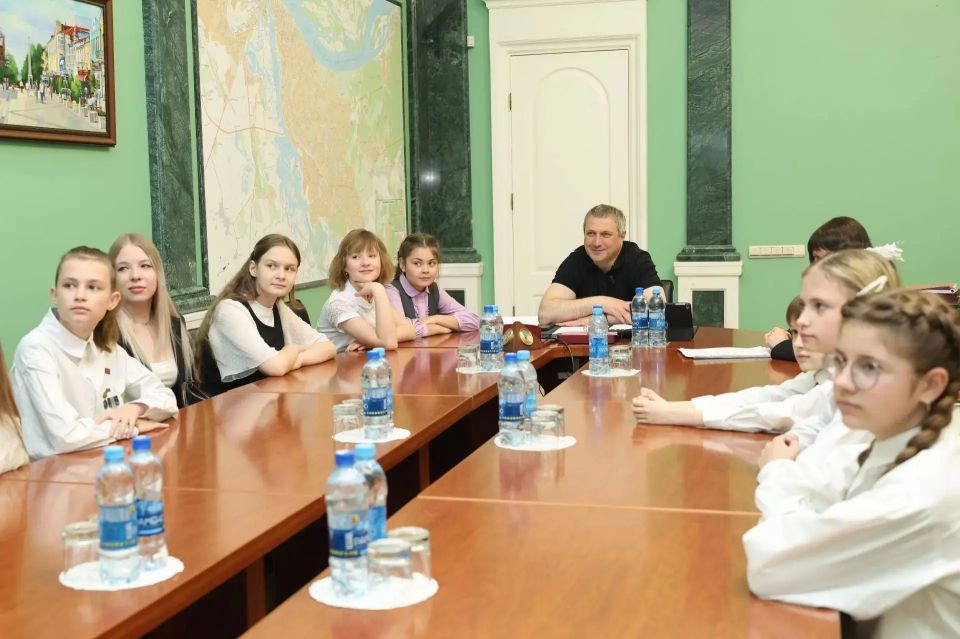 Юные таланты Самары представили свои творения главе города Юные таланты Самары представили свои творения главе города