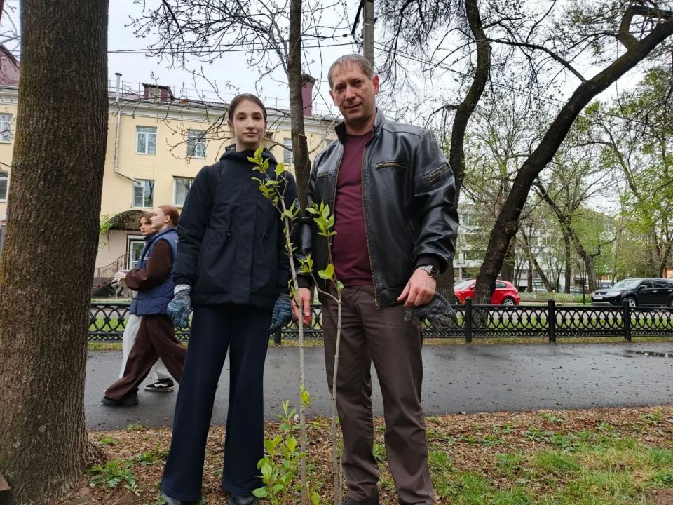 «Нить поколений»: депутаты и сотрудники Думы высадили сирень в память о героях «Нить поколений»: депутаты и сотрудники Думы высадили сирень в память о героях