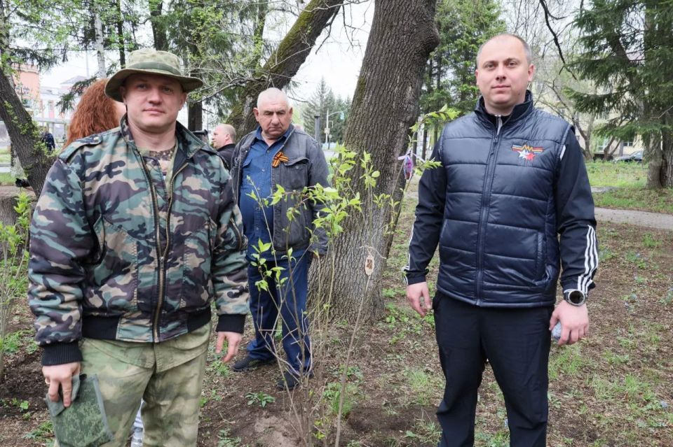 «Нить поколений»: депутаты и сотрудники Думы высадили сирень в память о героях «Нить поколений»: депутаты и сотрудники Думы высадили сирень в память о героях