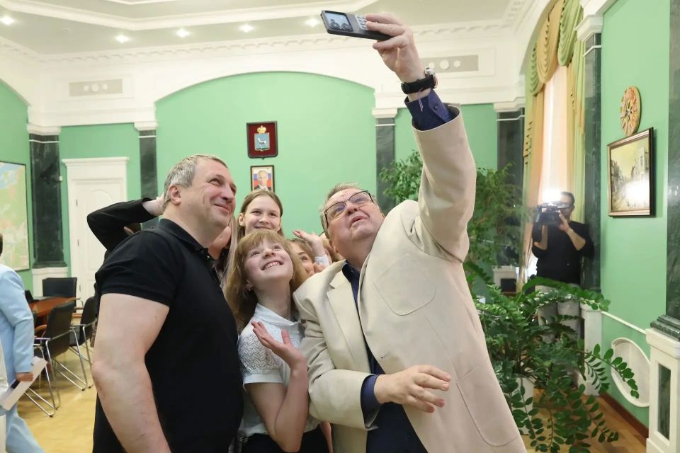 Юные таланты Самары представили свои творения главе города Юные таланты Самары представили свои творения главе города