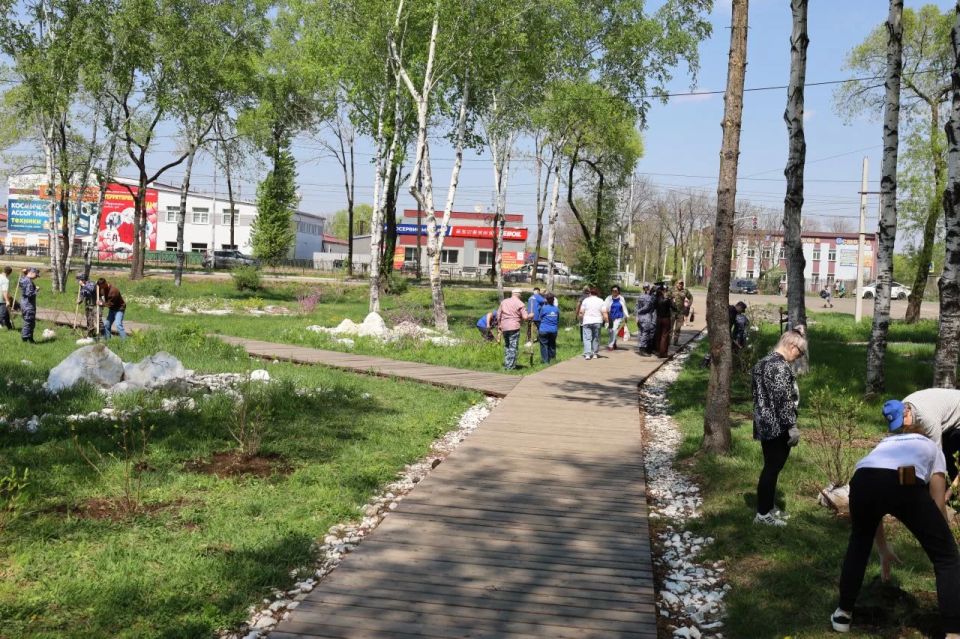 «Нить поколений» продолжается: в Биробиджане высадили сирень у станции скорой помощи