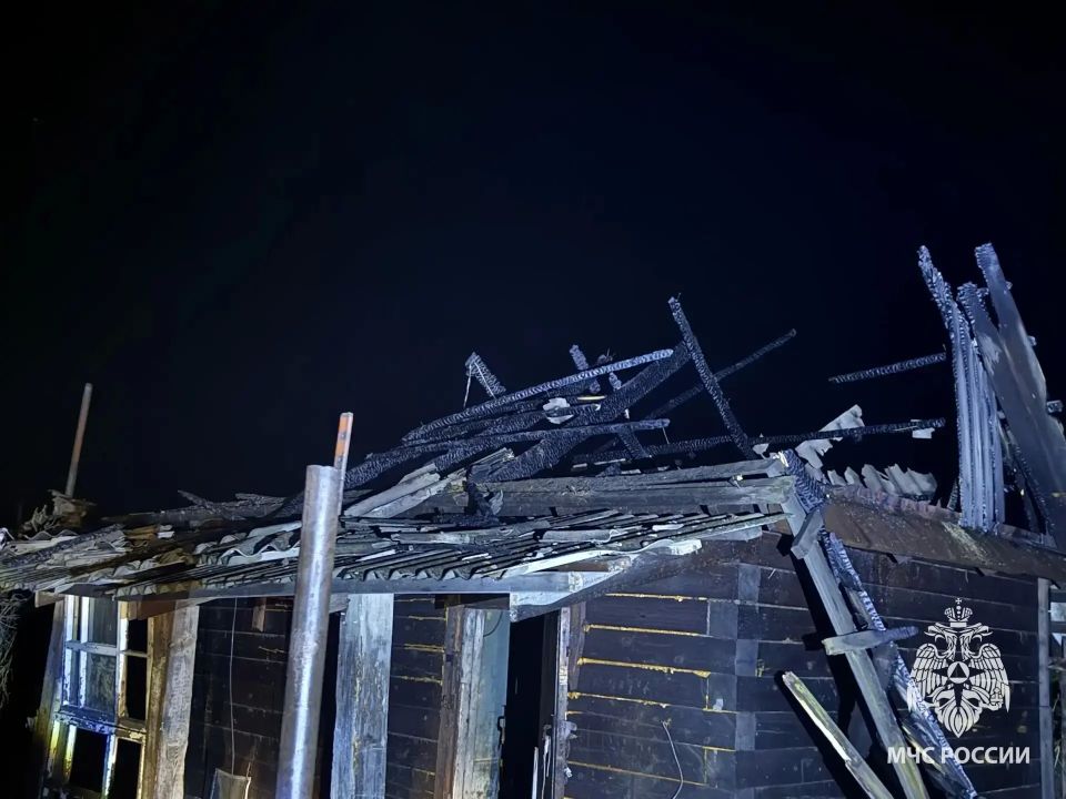 В селе Пашково огнеборцы оперативно ликвидировали возгорание в пустующем жилом доме