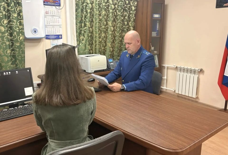 Прокурор в судебном порядке защитил трудовые права работника и взыскал в его пользу невыплаченную заработную плату, компенсацию морального вреда