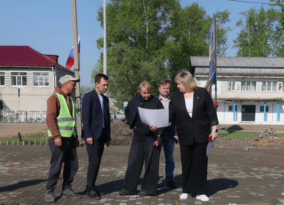 Мария Костюк: В селе Найфельд вместе с главой Биробиджанского района Еленой Владимировной Федоренко и кавалером четырех Орденов мужества, ветераном боевых действий, который сегодня проходит обучение по программе «Доблесть... Мария Костюк: В селе Найфельд вместе с главой Биробиджанского района Еленой Владимировной Федоренко и кавалером четырех Орденов мужества, ветераном боевых действий, который сегодня проходит обучение по программе «Доблесть...