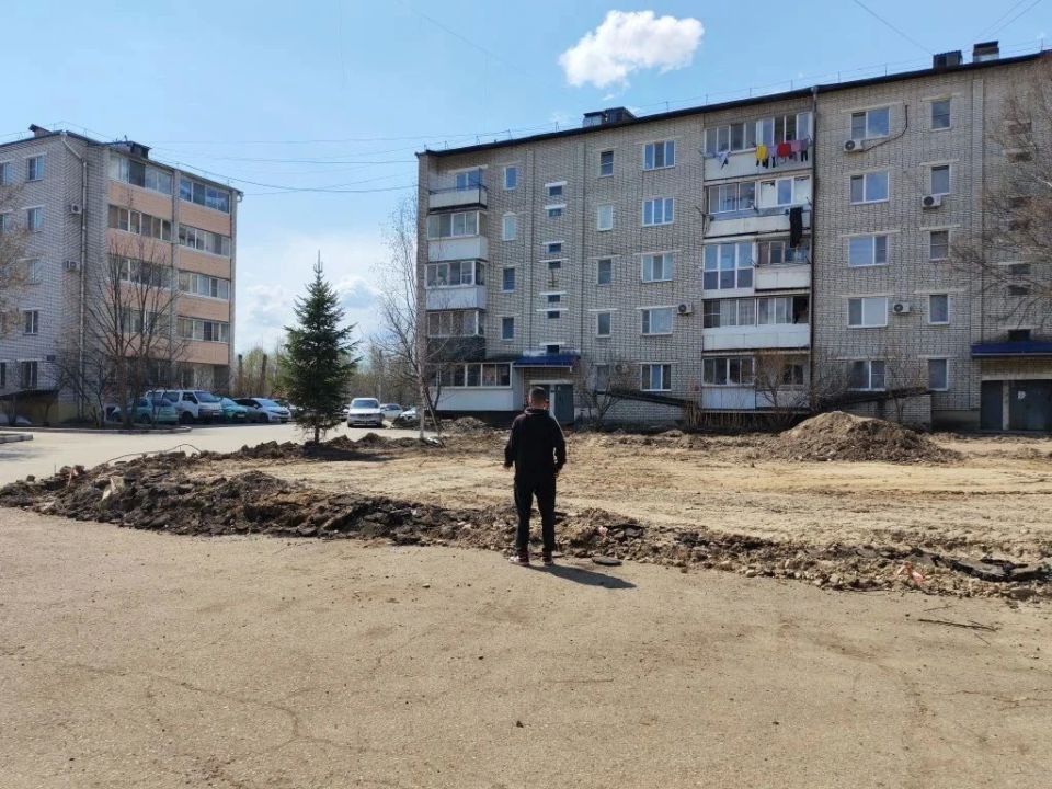 Подрядчик приводит в порядок двор по ул. Набережной № 46 Подрядчик приводит в порядок двор по ул. Набережной № 46