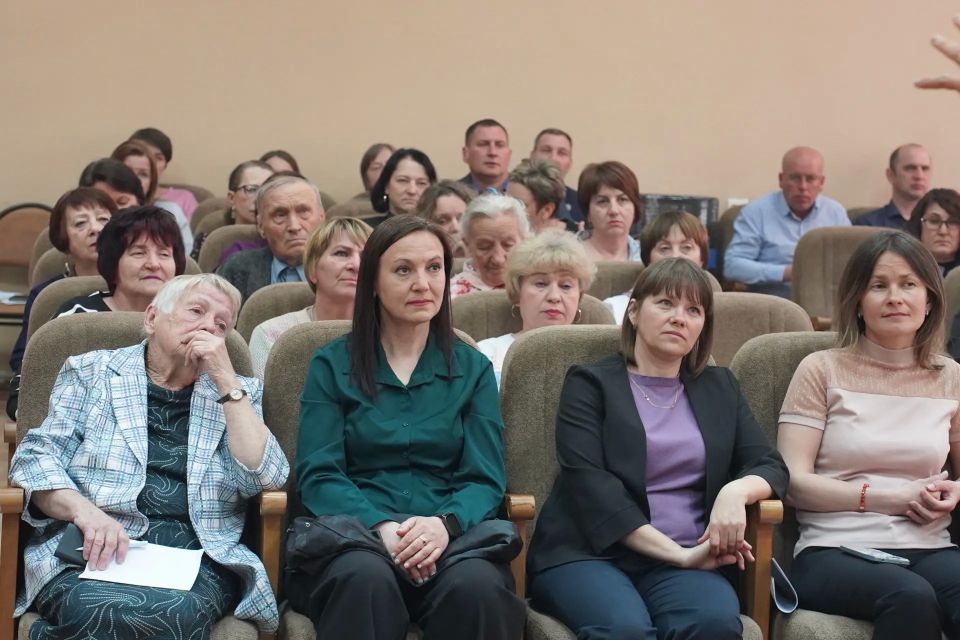 На встрече с жителями и активом Смидовичского района в Еврейской автономной области обсудили очень конкретные и жизненные вопросы На встрече с жителями и активом Смидовичского района в Еврейской автономной области обсудили очень конкретные и жизненные вопросы