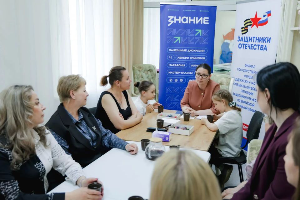 Рисунок как разговор с собой: в Еврейской автономии прошел уникальный практикум для семей участников СВО