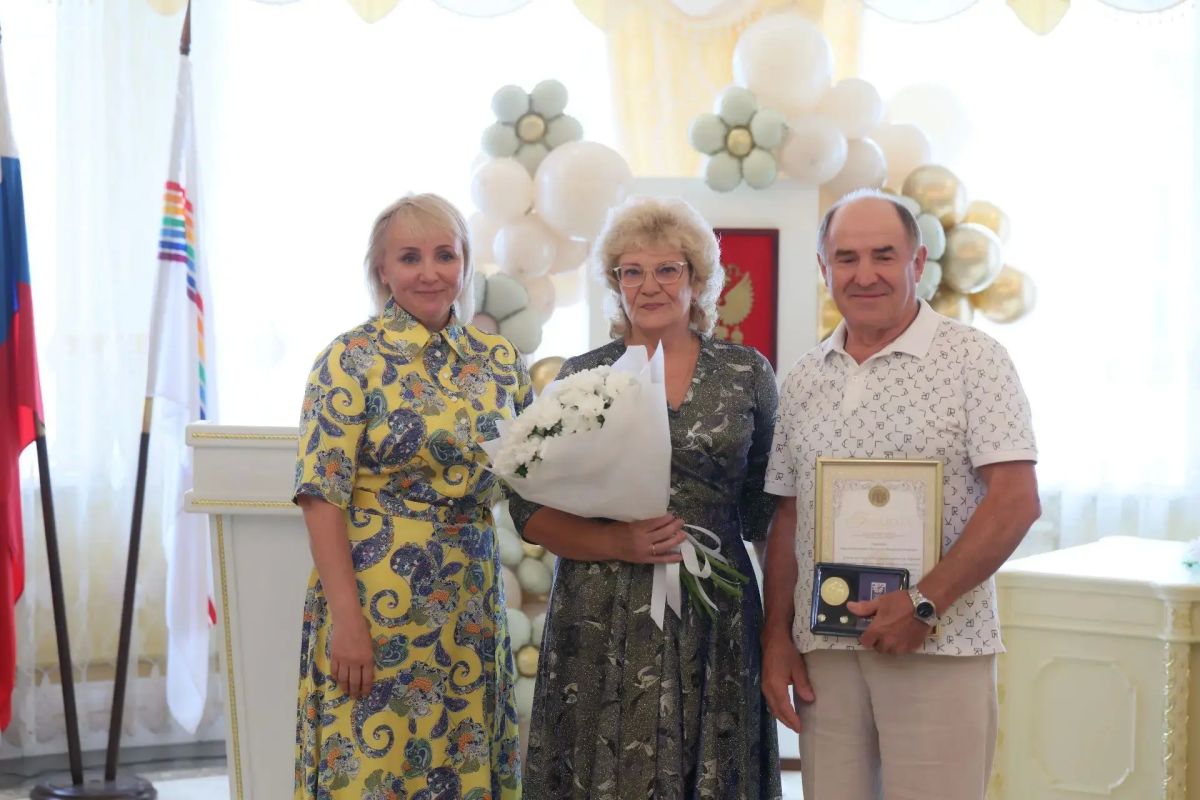 Мария Костюк: В День семьи, любви и верности медалью «За любовь и верность» отметили супружеские пары нашей области, каждая из которых прожила вместе более полувека Мария Костюк: В День семьи, любви и верности медалью «За любовь и верность» отметили супружеские пары нашей области, каждая из которых прожила вместе более полувека