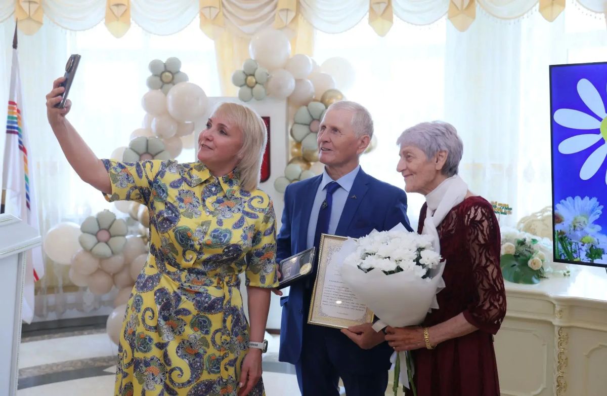 Мария Костюк: В День семьи, любви и верности медалью «За любовь и верность» отметили супружеские пары нашей области, каждая из которых прожила вместе более полувека Мария Костюк: В День семьи, любви и верности медалью «За любовь и верность» отметили супружеские пары нашей области, каждая из которых прожила вместе более полувека
