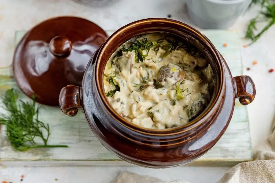 Грибы в горшочках: уютное блюдо с богатым вкусом