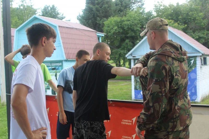 Полицейские ЕАО провели правовой квест для ребят, отдыхающих в летнем лагере Полицейские ЕАО провели правовой квест для ребят, отдыхающих в летнем лагере