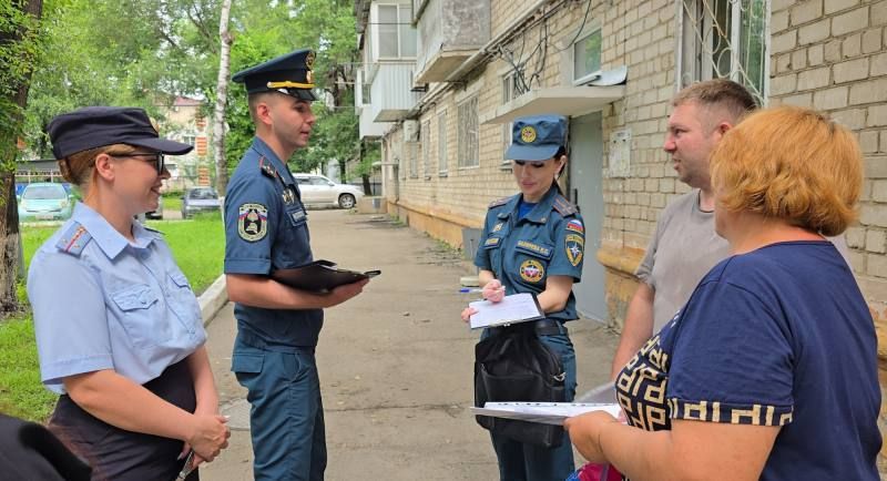 В Биробиджане участковые уполномоченные полиции совместно с МЧС провели рейдовые мероприятия по многоквартирным домам В Биробиджане участковые уполномоченные полиции совместно с МЧС провели рейдовые мероприятия по многоквартирным домам