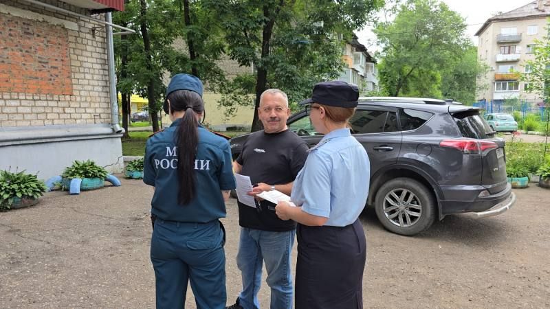 В Биробиджане участковые уполномоченные полиции совместно с МЧС провели рейдовые мероприятия по многоквартирным домам В Биробиджане участковые уполномоченные полиции совместно с МЧС провели рейдовые мероприятия по многоквартирным домам
