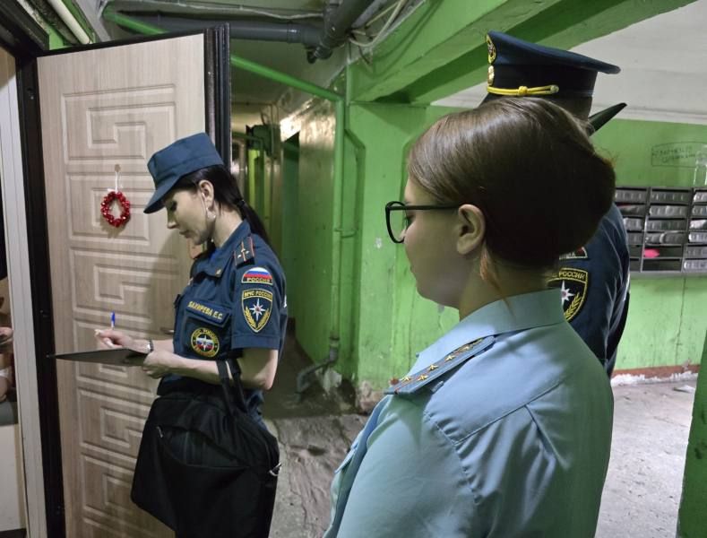 В Биробиджане участковые уполномоченные полиции совместно с МЧС провели рейдовые мероприятия по многоквартирным домам В Биробиджане участковые уполномоченные полиции совместно с МЧС провели рейдовые мероприятия по многоквартирным домам